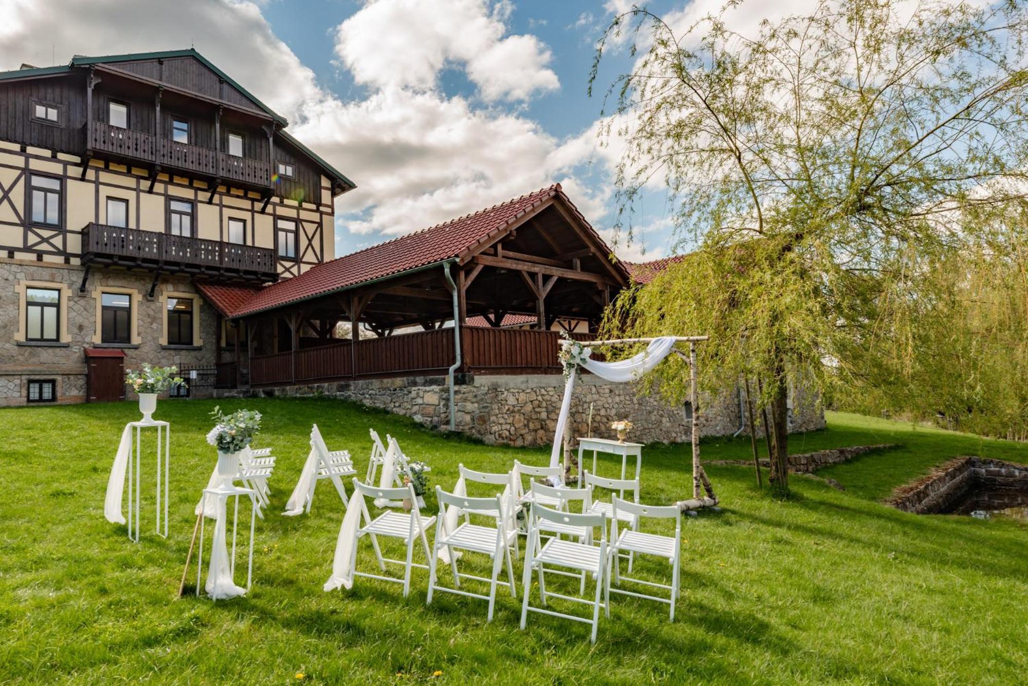 Hotel Svycarsky Dum Sneznik Екстер'єр фото